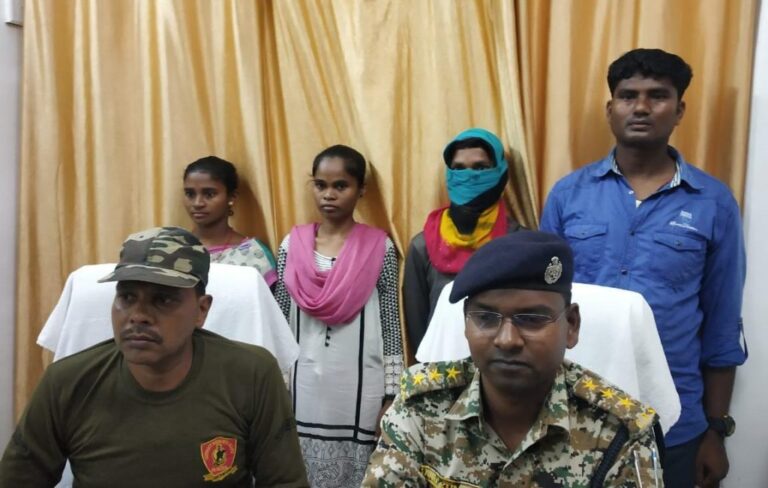 जवानों को मिली बड़ी सफलता, 5 लाख की इनामी महिला समेत 4 नक्सलियों ने किया सरेंडर