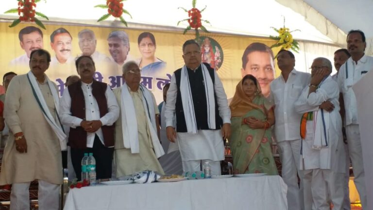 पूर्व सीएम रमन का सरकार पर आरोप, कहा- कांग्रेस डरी हुई है इसलिए बैकडोर एंट्री से महापौर बनाने का प्रयास कर रही