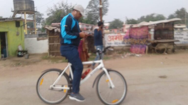 सफाई देखने साइकिल से निकले कलेक्टर, जिला अस्पताल सहित इन जगहों का किया निरीक्षण