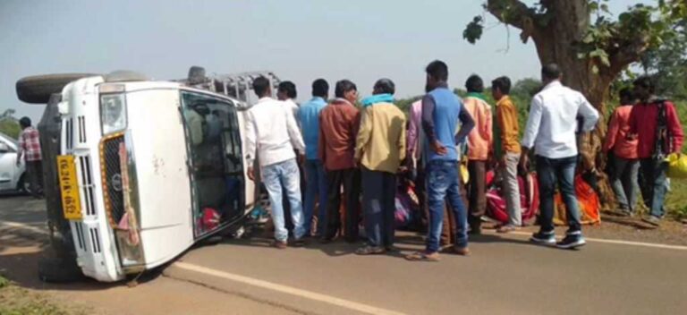 ग्रामीणों से भरी पिकअप पलटी…15 से ज्यादा घायल, दो की हालत गंभीर
