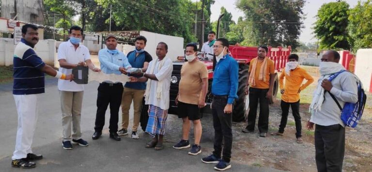 ‘रघुराम‘ के सपनों को मिली ट्रेक्टर से उड़ान : विधायक एवं कलेक्टर ने किसान को दी उसके सपनों की चाबी