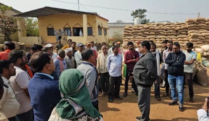 मंत्री गजेंद्र यादव ने किया बिरेझर उपार्जन केन्द्र का निरीक्षण
