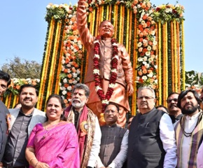 फुंडहर चौक पर अटल बिहारी वाजपेयी की प्रतिमा का हुआ अनावरण
