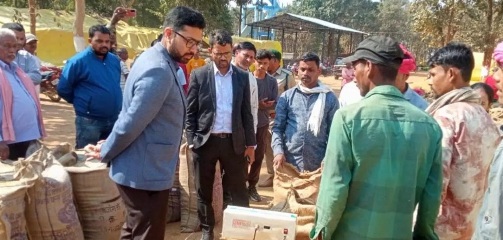 कलेक्टर ने आमाकोनी धान उपार्जन केंद्र पर किया औचक निरीक्षण