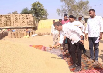 धान खरीदी केन्द्रों का कलेक्टर ने किया औचक निरीक्षण