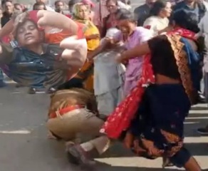 बेहोश होते तक महिला टीआई को महिलाओं ने पीटा, आक्रोश में लातों की बारिश