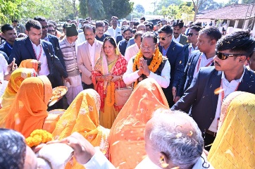 CM साय ने जशपुर प्रवास के दौरान संत बभ्रुवाहन सिंह महाराज से लिया आशीर्वाद