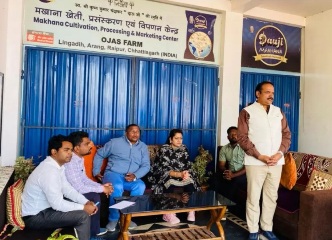 धान से आगे सोच : मखाना खेती से बदलेगी धमतरी की ग्रामीण महिलाओं की आर्थिक तस्वीर