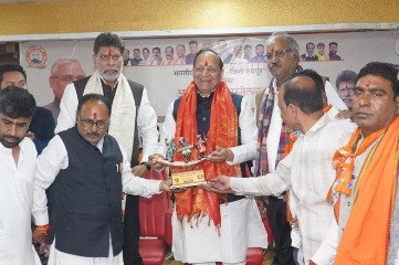 MP बृजमोहन अग्रवाल ने शतकवीरों का किया सम्मान
