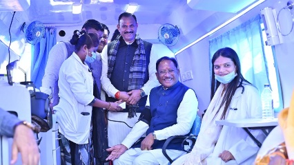 CM साय ने 57 पीएम जनमन मोबाइल मेडिकल यूनिट्स को दिखाई हरी झंडी