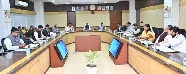 CM विष्णुदेव साय ले रहे कैबिनेट की बैठक