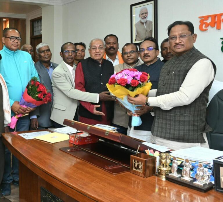 मुख्यमंत्री साय से अखिल भारतीय राष्ट्रीय महासभा हल्बा हल्बी आदिवासी समाज के प्रतिनिधि मंडल के सदस्यों ने सौजन्य मुलाकात की
