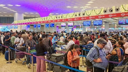 बैंड ग्रुप ने इंडिगो पर निकाली भड़ास, फ्लाइट रद्द होने पर रायपुर एयरपोर्ट में ही बजाने लगे