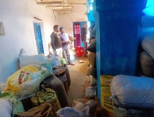 किराना दुकान और गोदाम में छापेमारी, अवैध धान पर सख्त कार्रवाई जारी