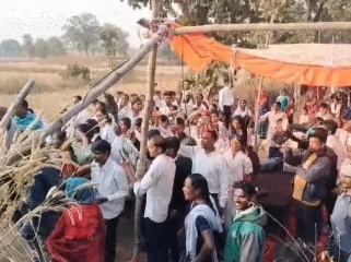 खेत में पंडाल तानकर प्रार्थना सभा, ग्रामीणों ने किया जमकर हंगामा