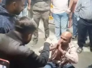 व्यापारियों ने की फ्रॉड की जमकर धुनाई, गुस्से में फाड़ दिए कपड़े