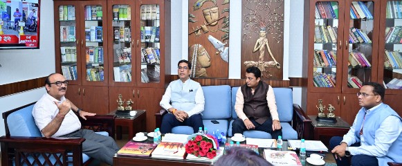 भारत सरकार भूमि संसाधन विभाग के सचिव ने मुख्य सचिव से की सौजन्य भेंट