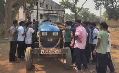 साइकिल न छूने वाले अब सीख रहे ट्रैक्टर चलाना और मरम्मत,लोकतंत्र की मुख्यधारा से जुड़े 40 पुनर्वासित