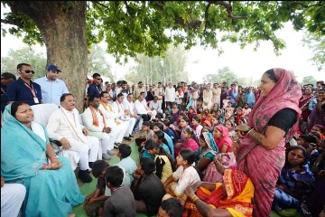 तेंदूपत्ता संग्राहकों के बीच पहुंचे मुख्यमंत्री, महुआ पेड़ के नीचे लगाई चौपाल