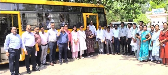 सुशासन तिहार में शामिल होने बस से रवाना हुए अधिकारी