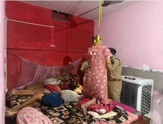 बिस्तर में बेटी-बेटे और फंदे में पति-पत्नी की लाश मिली
