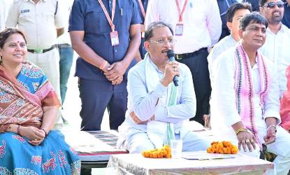 मुख्यमंत्री विष्णु देव साय ने बरगद के पेड़ के नीचे लगाई चौपाल, सुनी ग्रामीणों की समस्याएं