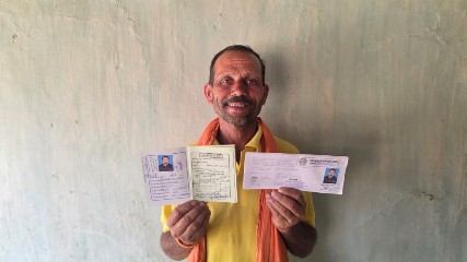 मुख्यमंत्री हेल्पलाइन 1076 का असरः बैल चराते किसान की एक कॉल पर प्रशासन ने घर पहुंचकर सुलझाई समस्या