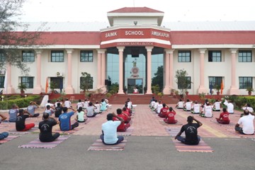 सैनिक स्कूल अंबिकापुर में उत्साहपूर्वक मनाया गया अंतर्राष्ट्रीय योग दिवस