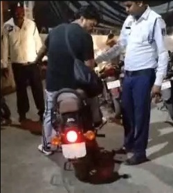 मॉडिफाई बुलेट साइलेंसर पर 5 हजार का जुर्माना, ट्रैफिक पुलिस की कार्रवाई
