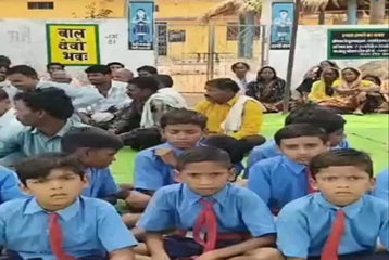 शाला प्रवेश उत्सव के दिन स्कूल में ताला, शिक्षक की मांग को लेकर ग्रामीणों का धरना