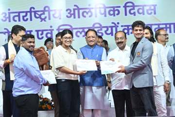 मुख्यमंत्री विष्णुदेव साय ने खिलाड़ियों का बढ़ाया उत्साह: 2036 पौधों के रोपण से ओलंपिक मेजबानी के संकल्प को दी नई ऊर्जा