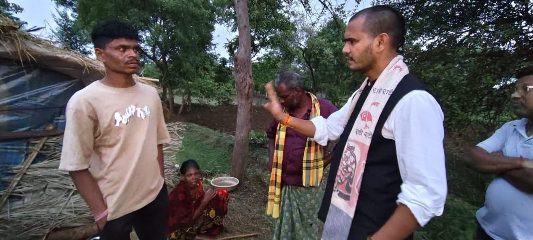 20 साल से बीमार महिला को झोपड़ी में छोड़ा बेसहारा, मदद के लिए पहुंचे जिपं अध्यक्ष, अस्पताल में कराया भर्ती