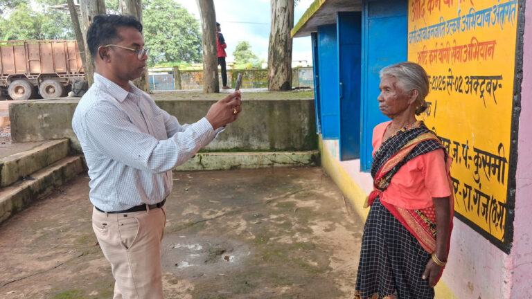 सामाजिक सुरक्षा पेंशन के लिए घर-घर पहुंच रही टीम, दूरस्थ वनांचल तक पहुंचा सत्यापन अभियान