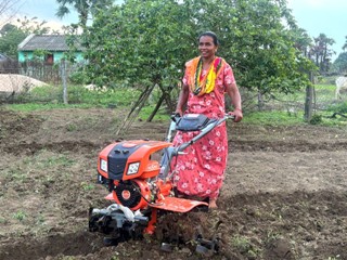 हल-बैल से मशीन तक का सफर : सोढ़ी तिरपो बनीं आधुनिक खेती की नई पहचान