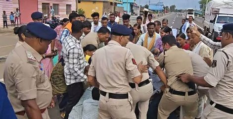 बीजेपी नेता ने हाईवे में किया चक्काजाम, सैंकड़ों ग्रामीणों संग बैठे नेशनल हाइवे 130 में