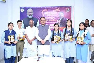 मुख्यमंत्री विष्णुदेव साय ने मेधावी विद्यार्थियों का किया सम्मान