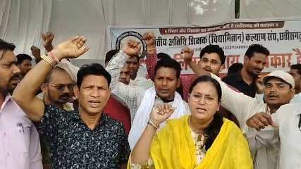 संविलियन सहित अन्य मांगों को लेकर अतिथि शिक्षक अनिश्चितकालीन हड़ताल पर, कांग्रेस का मिला समर्थन