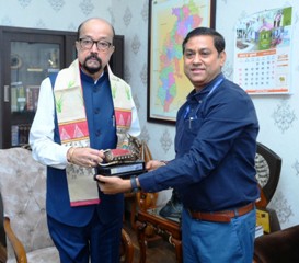 राज्यपाल रमेन डेका से एनएचएआई के क्षेत्रीय अधिकारी ने की भेंट