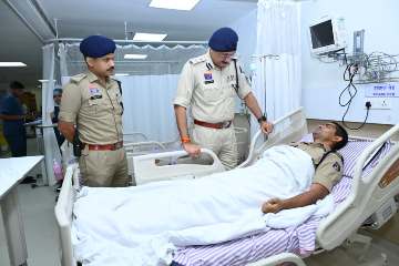 पुलिस कमिश्नर संजीव शुक्ला ने अस्पताल पहुंचकर घायल पुलिस जवानों का जाना हाल