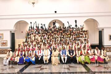 राष्ट्रपति भवन के विशेष अतिथि बने बस्तर के मांझी-चालकी : बस्तर पंडुम-2026 के विजेताओं और जनजातीय प्रतिनिधियों का हुआ विशेष सम्मान