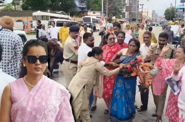 कंगना रनौत के गटर जनरेशन वाले पर सियासी घमासान: कांग्रेस ने फूंका पुतला, कहा- यह महिलाओं और युवाओं का अपमान