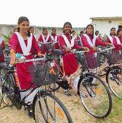 अब नहीं थकेंगे बेटियों के कदम: सरस्वती साइकिल योजना ने दी सपनों को नई रफ्तार
