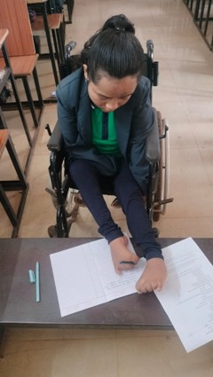 हौसलों की उड़ान, हाथों से दिव्यांग राखी ने पैरों से लिखकर 10वीं बोर्ड परीक्षा में प्रथम श्रेणी हासिल की