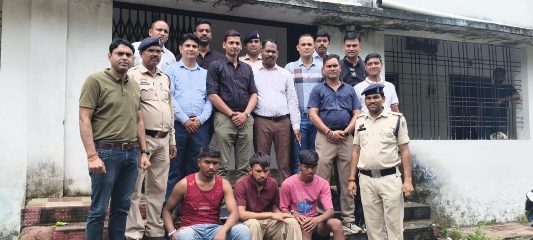 मंदिरों में चोरी का खुलासा : कर्ज उतारने बने चोर, जमीन खोदकर पुलिस ने बरामद किया माल, नाबालिग समेत 4 गिरफ्तार