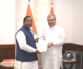 मंत्री रामविचार नेताम ने केंद्रीय रेल मंत्री अश्विनी वैष्णव से दिल्ली में की सौजन्य मुलाकात