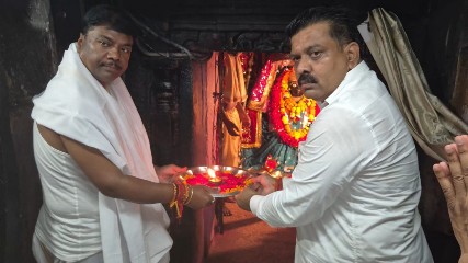 तिरंगा यात्रा के दूसरे दिवस माँ दंतेश्वरी की पूजा-अर्चना कर उप मुख्यमंत्री एवं वन मंत्री ने किया यात्रा का शुभारंभ