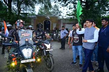 स्वतंत्रता दिवस की पूर्व संध्या पर रायगढ़ में निकला भव्य तिरंगा फ्लैग मार्च वित्त मंत्री ओपी चौधरी ने बाइक राइडर्स को हरी झंडी दिखाकर किया रवाना