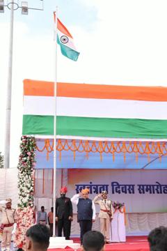 पर्यटन और संस्कृति मंत्री राजेश अग्रवाल ने जशपुर रणजीता स्टेडियम में किया ध्वजारोहण