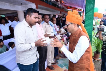 माँ भारती की सुरक्षा में प्राण न्योछावर करने वाले शहीद जवानों को वित्त मंत्री ने किया नमन