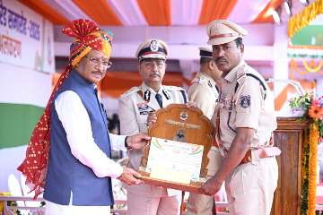 मुख्यमंत्री विष्णु देव साय के करकमलों से उत्कृष्ट सेवा के लिए सम्मानित हुए पुलिस एवं नगर सेना के अधिकारी-कर्मचारी पदक व राज्य स्तरीय पुरस्कारों से हुए अलंकृत